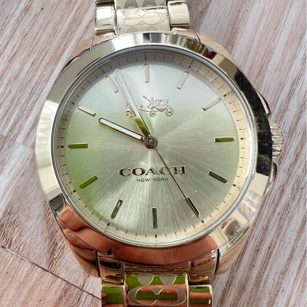 Coach New York ladies gold tone classic dress watch NEW BATTERY - Picture 3 of 14